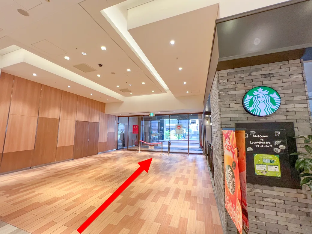 スターバックス前の通路と出口