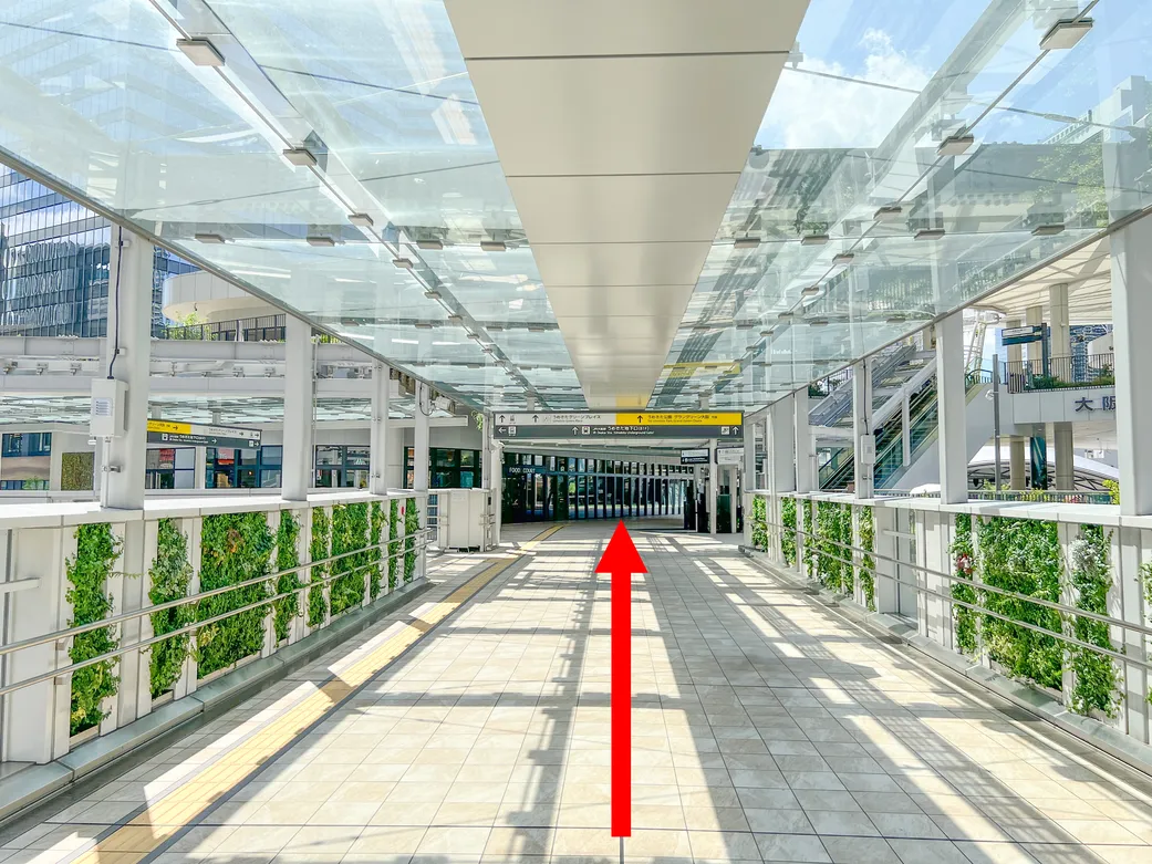 ガラス屋根の連絡通路