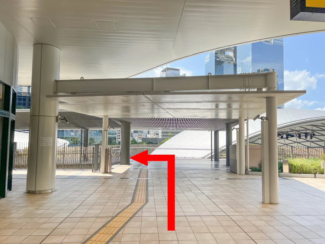 連絡通路を渡った先で左へ