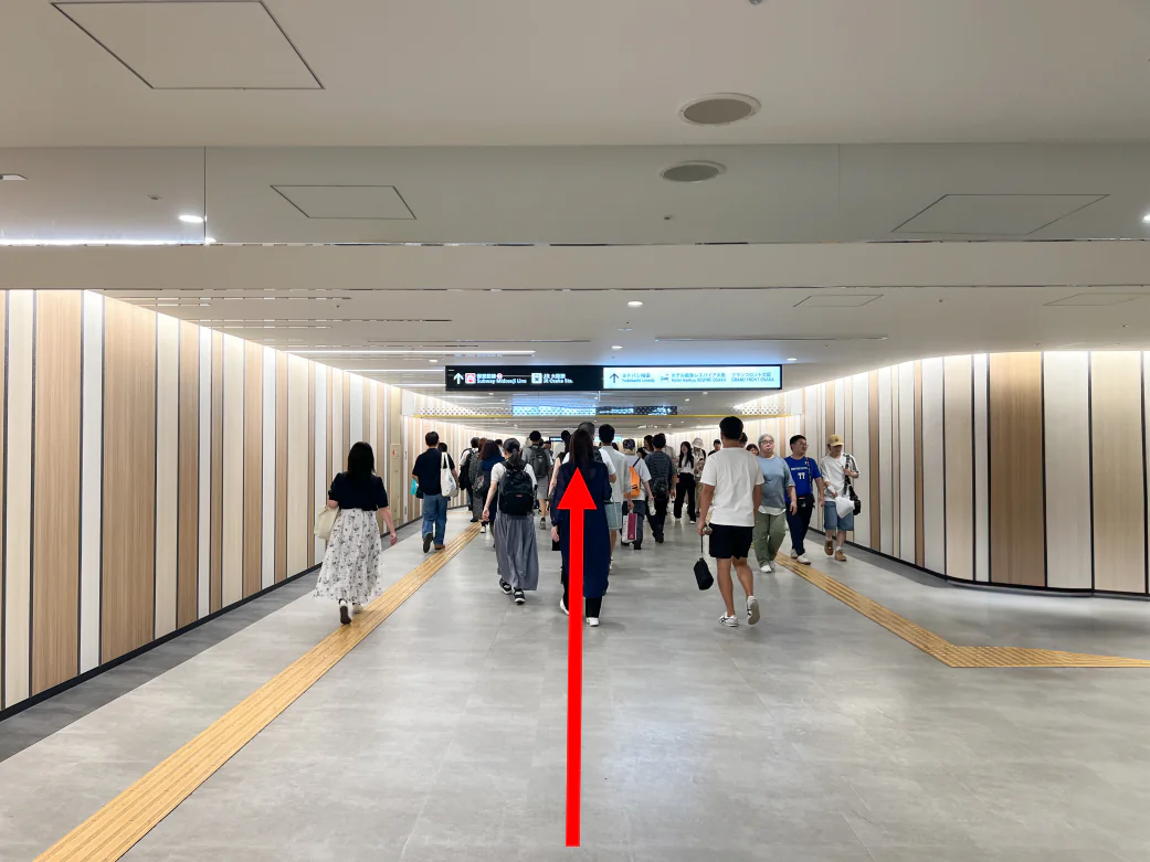 地下通路を直進