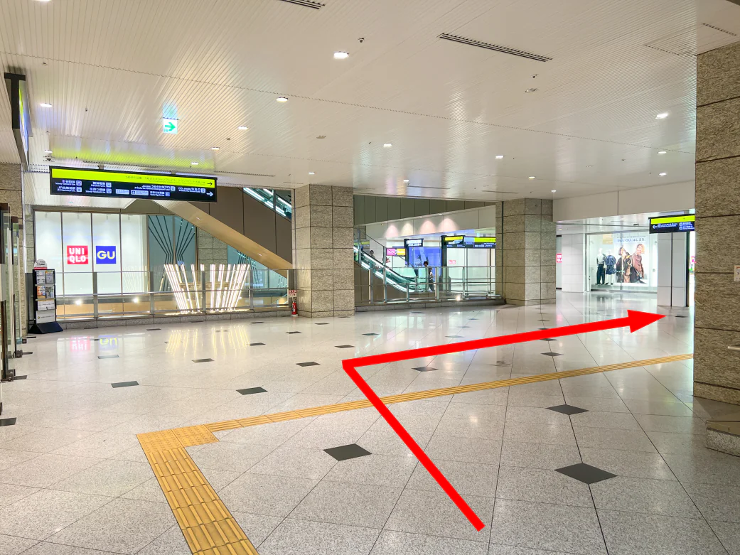 うめきた地下口方面へ右折