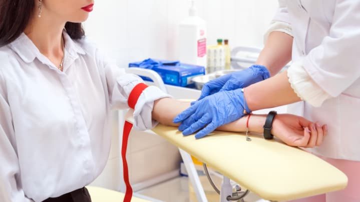 初診と血液検査のイメージ